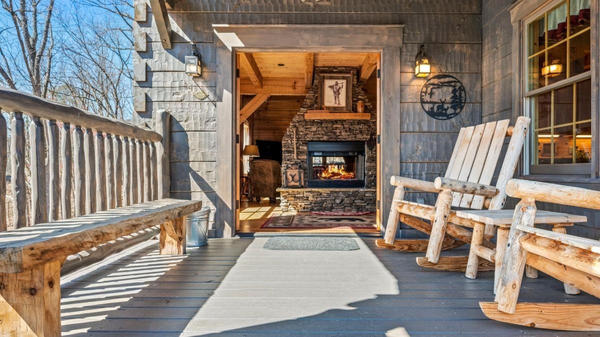 Cozy Cub Hideaway is tucked up in the Cobbly Nob area. This hand-built home oozes charm and sophistication!