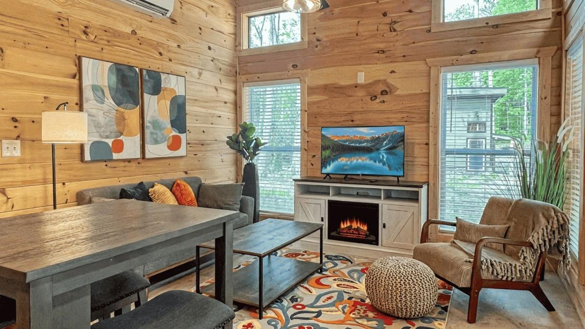 Whispering Woods, a small one-bedroom home that's part of the Proffitt Park neighbhorhood, is situated in Cosby, just beyond the Cobbly Nob area of Gatlinburg. It's convenient to the Greenbrier entrance to the national park.