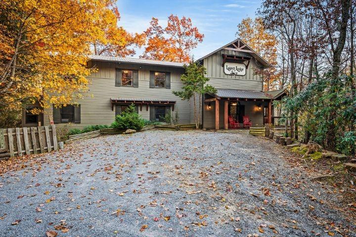 Laurel Lodge is a large-group luxury cabin in Gatlinburg, TN, that sleeps up to 24 guests.