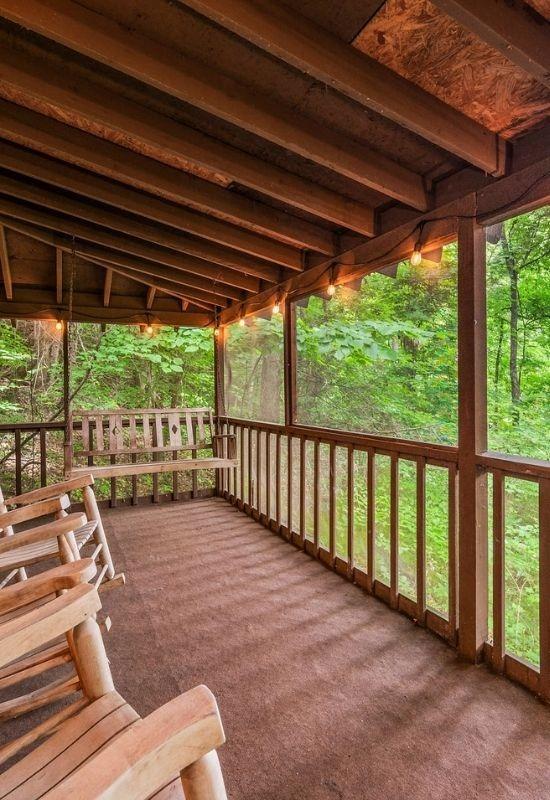 Bearfootin' Too is a Pigeon Forge cabin near Dollywood and Great Smoky Mountains National Park.