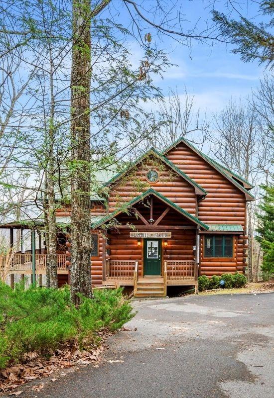 Campbell Station is a Gatlinburg cabin located in the Cobbly Nob area near the Greebrier entrance to Great Smoky Mountains National Park.