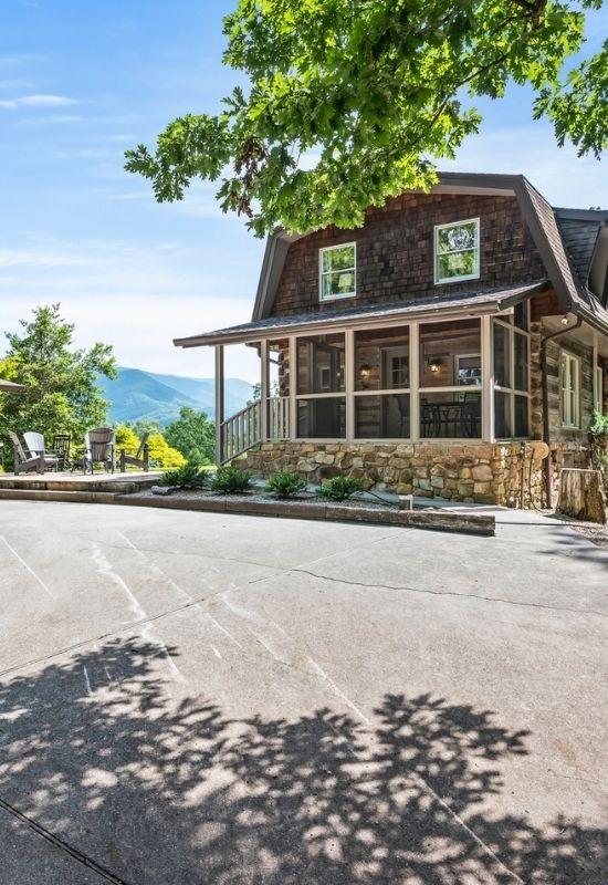 Far Horizons is located in Gatlinburg's Arts & Crafts Community and sits on 20+ acres, with a view of Mt. LeConte.