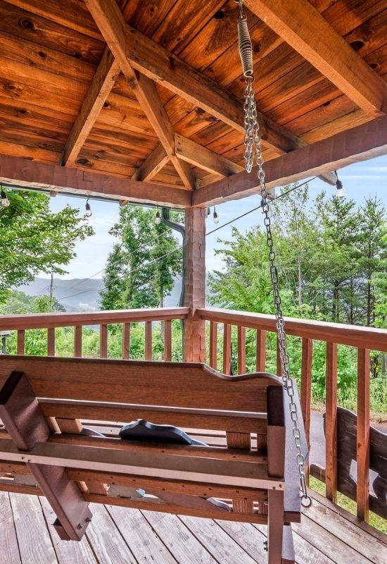 Welcome to Somewhere in Time, A Pigeon Forge cabin with convenience to Dollywood and the national park.