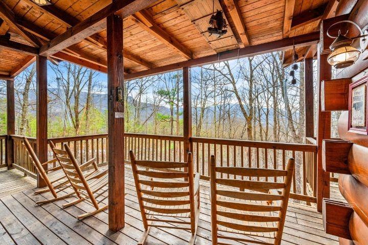 Campbell Station, a Cobbly Nob log cabin, offers a wraparound porch and plenty of place to spread out and relax in privacy.